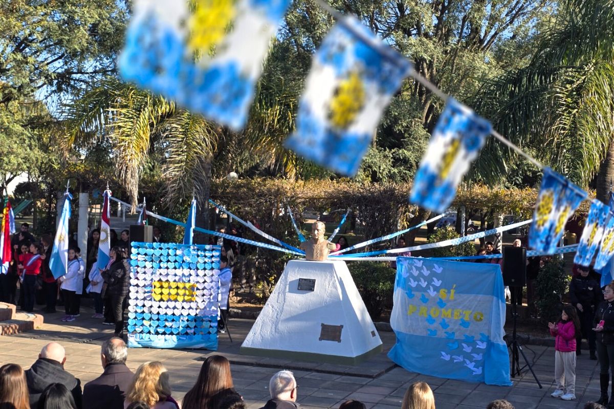 Emotivo acto por el Día de la Bandera en la plaza de Barrio Belgrano ...