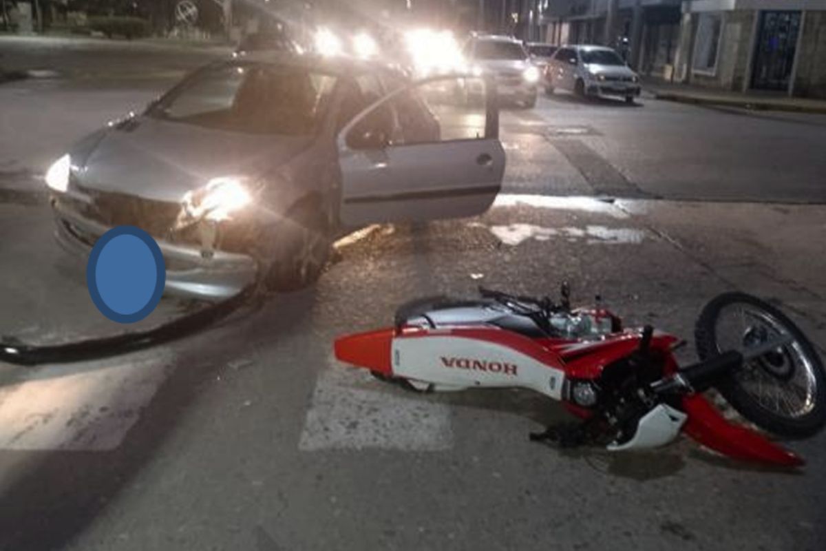 Colisión entre un auto y una moto en Av. San Martín y Liniers - Cada Mañana